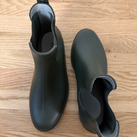 OLD NAVY WOMENS WATER REPELLENT PULL ON RAIN BOOT - Picture 2 of 3